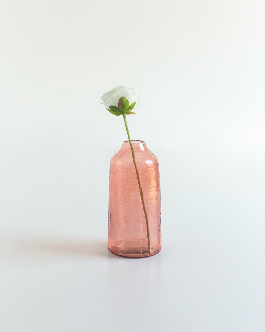 Handblown Hammered Glass Bud Vase – PebbleWood Horizon in Blush with single bloom on white background
