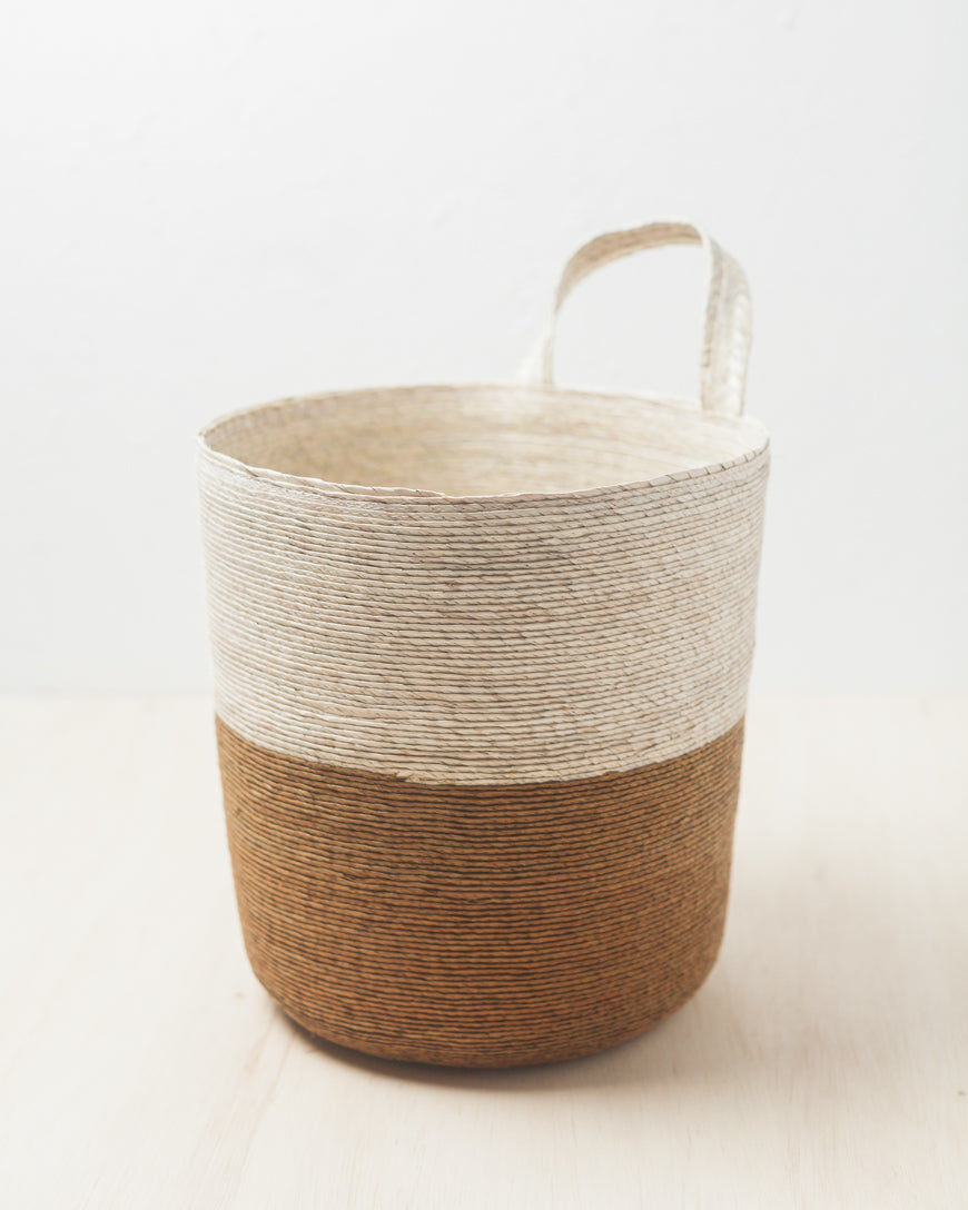 Solana Hanging Basket – Handwoven Palm Storage & Décor Copper